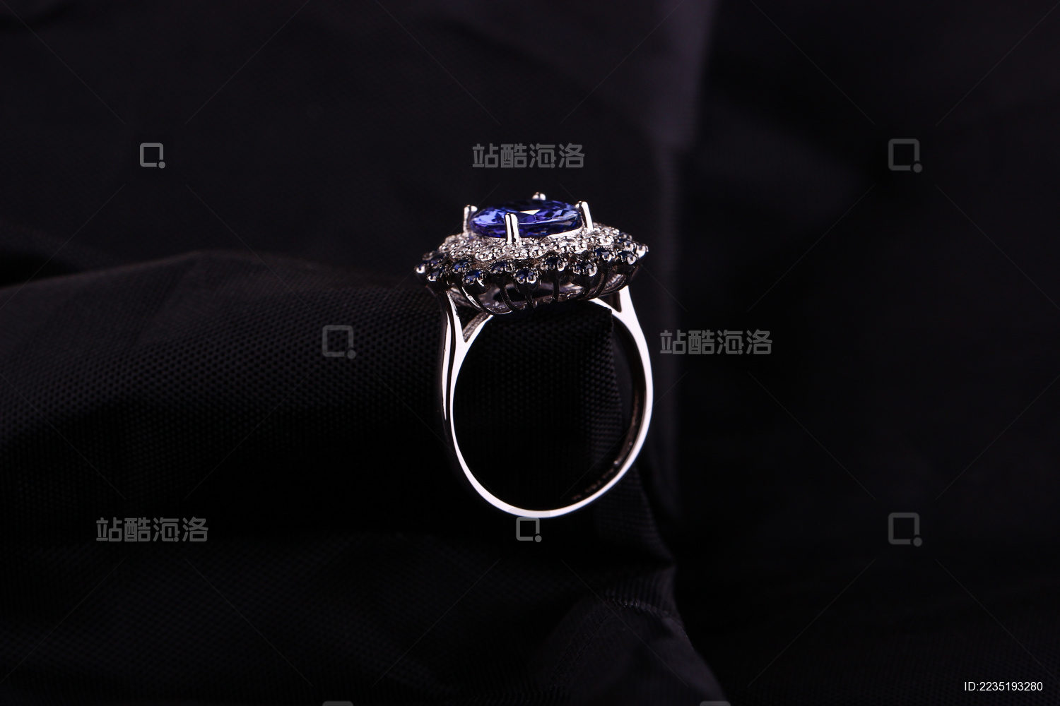 坦桑石戒指 暗夜中的蓝宝石奇迹